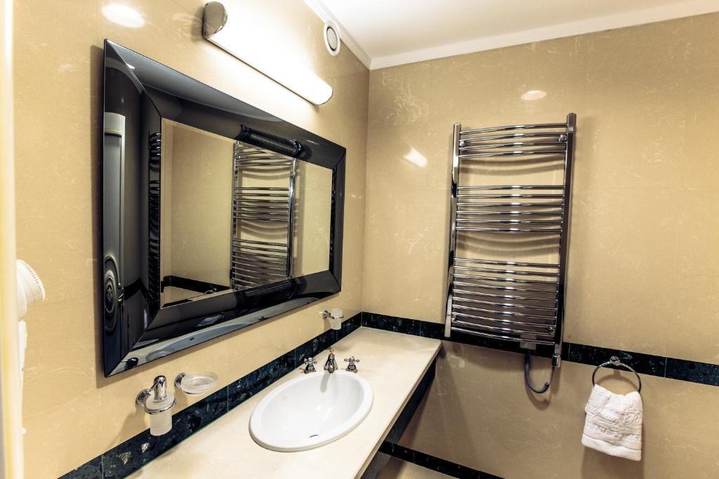 Caspian Riviera Grand Palace Hotel Aktau  Exterior photo A heated towel rail