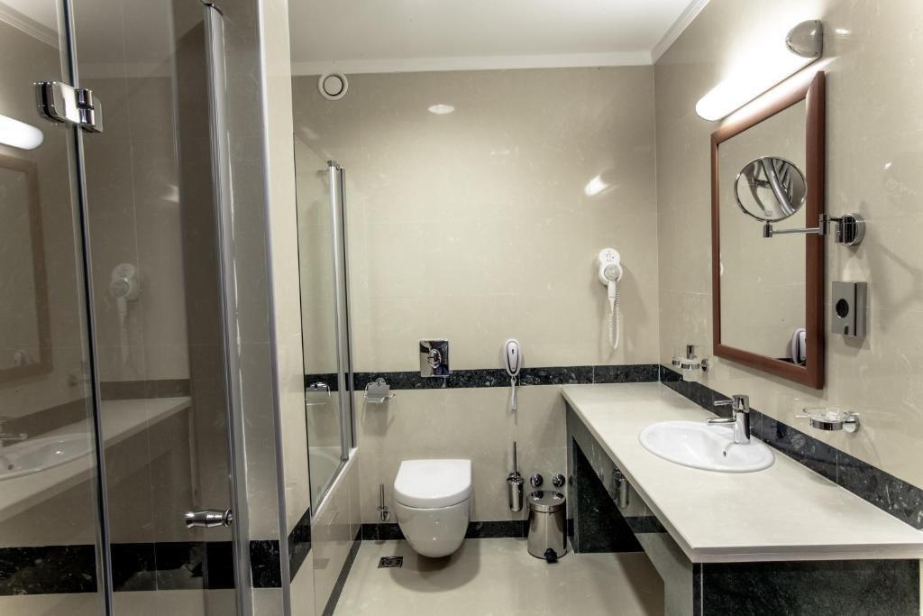 Caspian Riviera Grand Palace Hotel Aktau  Exterior photo Bathroom in a hotel