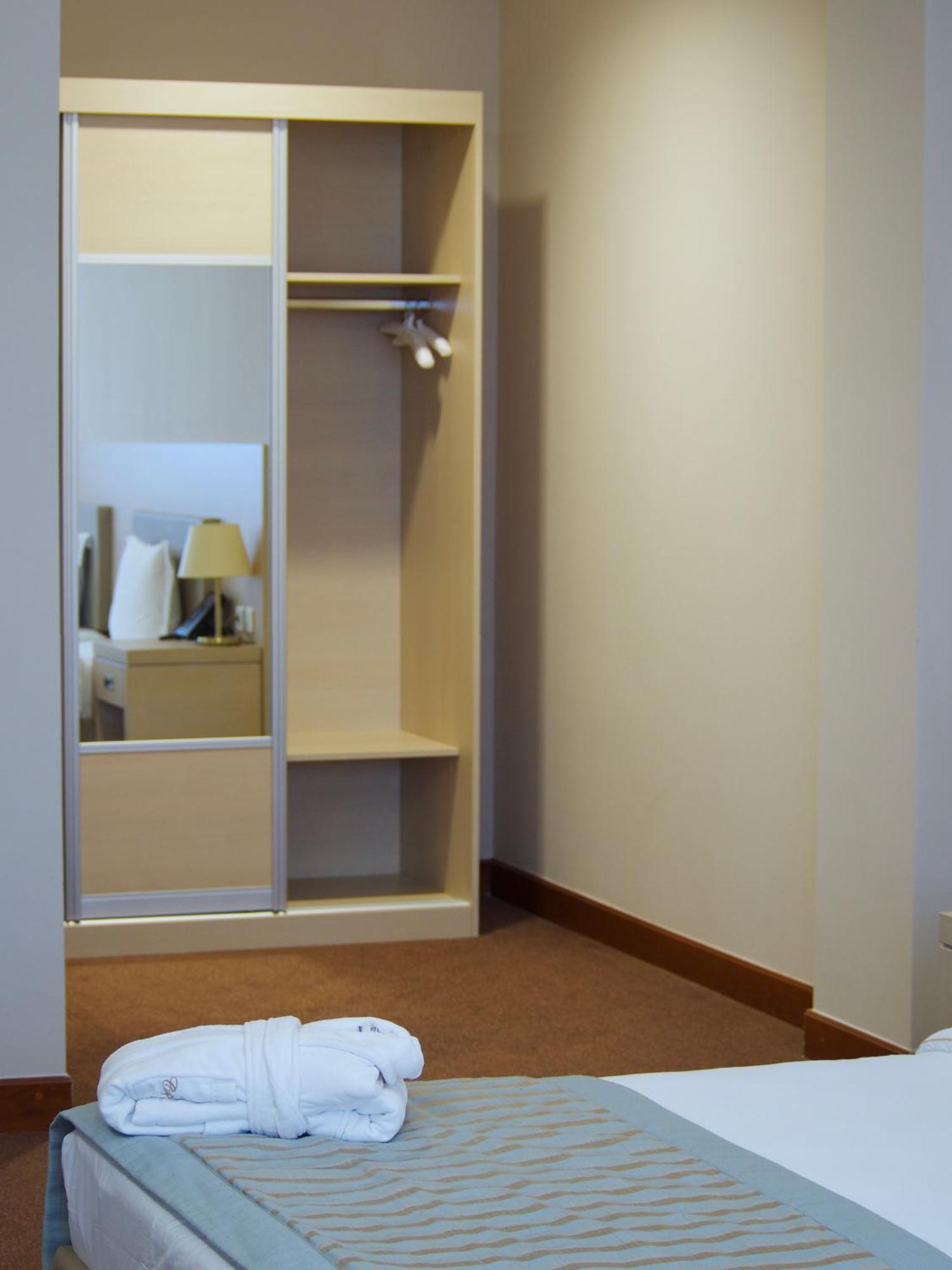 Caspian Riviera Grand Palace Hotel Aktau  Exterior photo Sliding doors