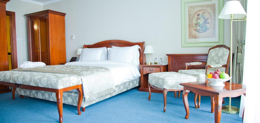 Caspian Riviera Grand Palace Hotel Aktau  Exterior photo A bedroom at the hotel
